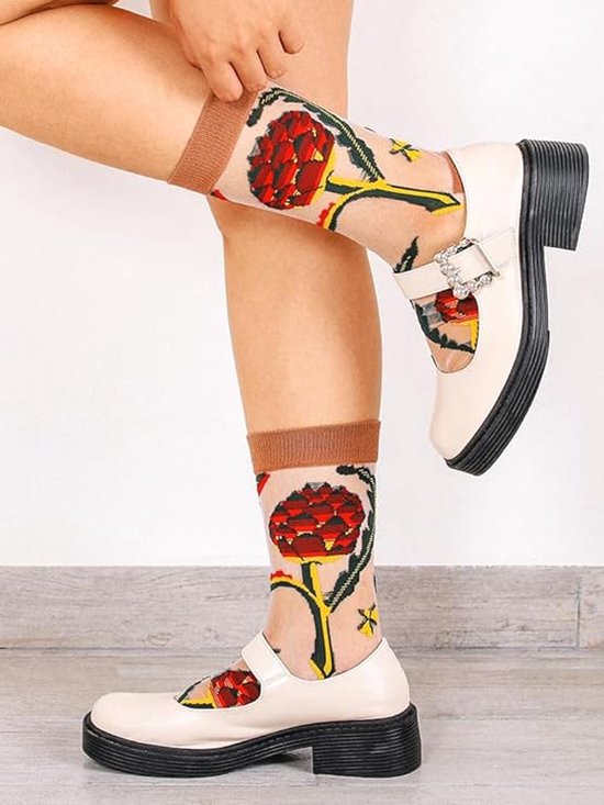 Dames sokken tot de enkel met grote rode bloemenprint en bruine boord.