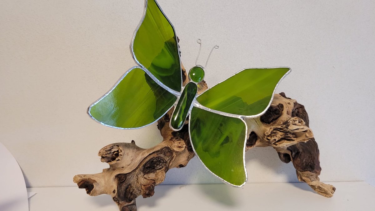 Tiffany herinneringsvlinder - glas in lood Groen decoratie vlinder 8x10x13 cm hout diverse afmetingen gedachtenis vlinder