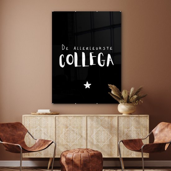 ® Glasschilderij 90x120 cm - Schilderij acrylglas - Spreuken - De allerleukste collega - Quotes - Collega - Foto op glas - Muurdecoratie woonkamer - Wanddecoratie slaapkamer - Schilderijen