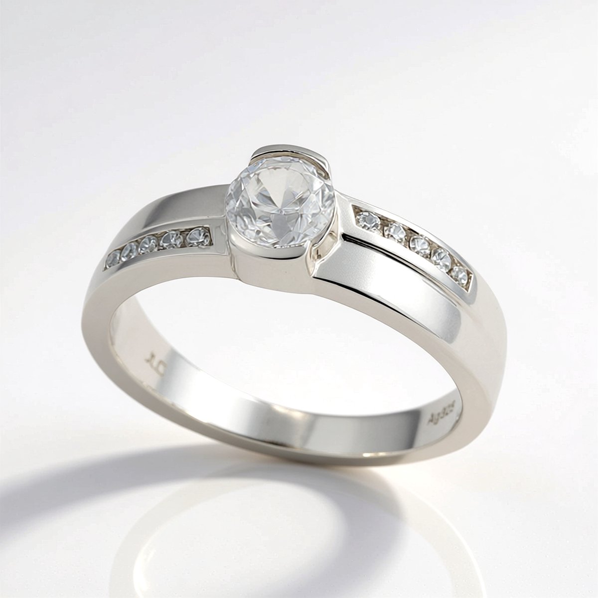 Cavill - Zilveren Ring met Cambodjaanse Zirkoon 0,72 ct en 0,09 ct Zirkonia - 925 Sterling Zilver - Elegante Ring Dames met Bezel en Channel Zetting