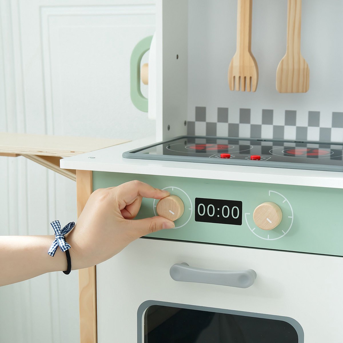 Mamabrum Houten Speelkeuken met Wasmachine, Vaatwasser en Schoolbord – Interactieve Kinderkeuken met Licht & Geluid – Verstelbare Hoogte – Inclusief Accessoires — afbeelding 9