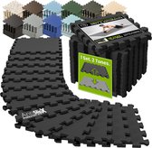 Stapel zwarte en een paar grijze puzzelmatten, met op de achtergrond diverse kleuren matten en verpakkingen.