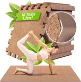 Vrouw doet yoga pose op bruine mat. "18 tegels 1.7m²". Gedetailleerde weergave van de mat en een close-up van de kurklaag en EVA basis.