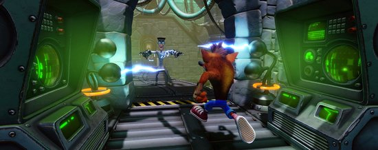 Crash Bandicoot rent weg van Dr. Cortex, die bliksemstralen uit zijn handen schiet, in een laboratorium.