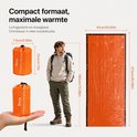 Compacte oranje nooddeken (213x91cm) naast een man, met afmetingen van de deken en de verpakking (12x7.5cm).