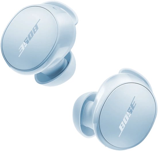 Twee lichtblauwe Bose oordopjes met het Bose logo, geïsoleerd op wit.