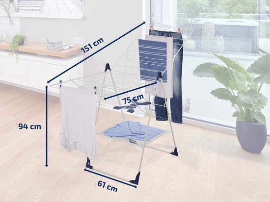 Wit wasrek met afmetingen (151cm hoog, 61cm breed), met wasgoed erop.
