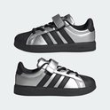 Twee zilverkleurige sneakers met zwarte strepen, klittenband en neus.