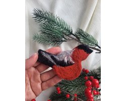 Handmade wool brooch, wol juwelen, wol broche, Bullfinch bird