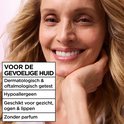 Vrouw met blonde haren met tekst 'Voor de gevoelige huid'. Dermatologisch en oftalmologisch getest, hypoallergeen, zonder parfum.