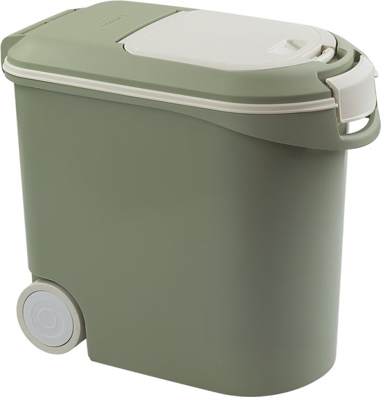 Conteneur alimentaire Curver vert fermé avec couvercle blanc, bordure blanche et roues, sur fond noir.