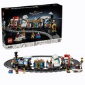 LEGO Icons Feestelijke Kersttrein doos en de trein met wagons, cadeaus en een ijsbeer op een spoor.
