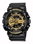 Zwarte G-Shock horloge met gouden wijzerplaat en gouden letters. Datum en tijd zichtbaar.