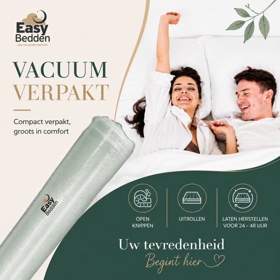 Homme et femme s'étirant sur un lit. Le surmatelas est emballé sous vide.