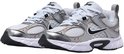 Wit met zilverkleurige accenten, Nike sneakers met zwarte swoosh. Van voren gezien.
