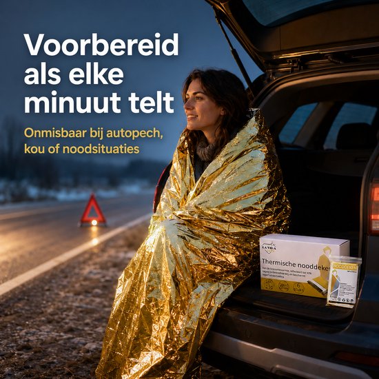 Vrouw omgewikkeld in glimmende gouden deken bij auto op donkere weg.