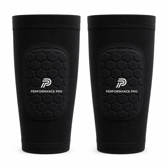 Een paar zwarte scheenbeschermer sleeves met ingebouwde pads en het Performance Pro logo, op een witte achtergrond.