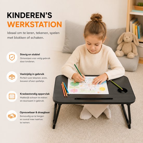 Meisje tekent aan een zwarte inklapbare bureau op de grond. Tafel met bekerhouder en sleuf.