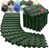 Stapel groene bemaxx puzzelmatten met een uitgevouwen mat ernaast en op de achtergrond gestapelde matten in verschillende kleuren.