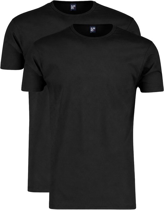 Twee zwarte basic t-shirts met ronde hals.