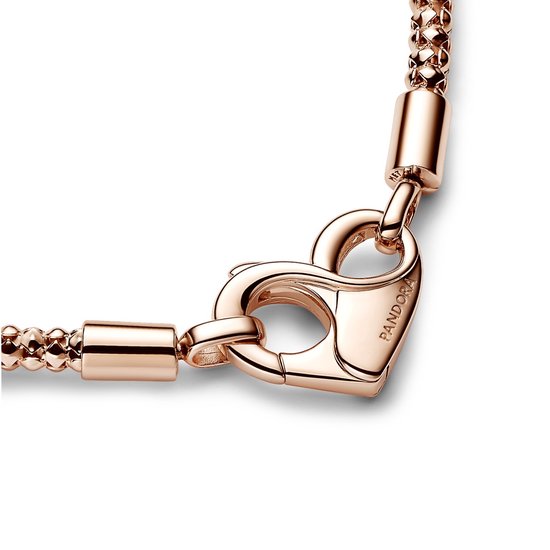Sluiting van Pandora armband met hartvormige karabijnsluiting in rosé goudkleurige metaal.