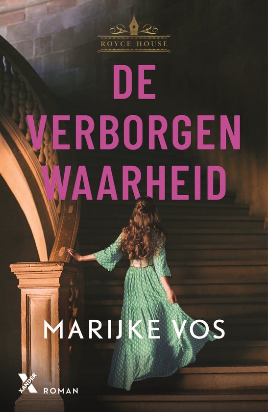 Vrouw in groene jurk met golvend haar, staand op een trap. Titel: De verborgen waarheid. Auteur: Marijke Vos.