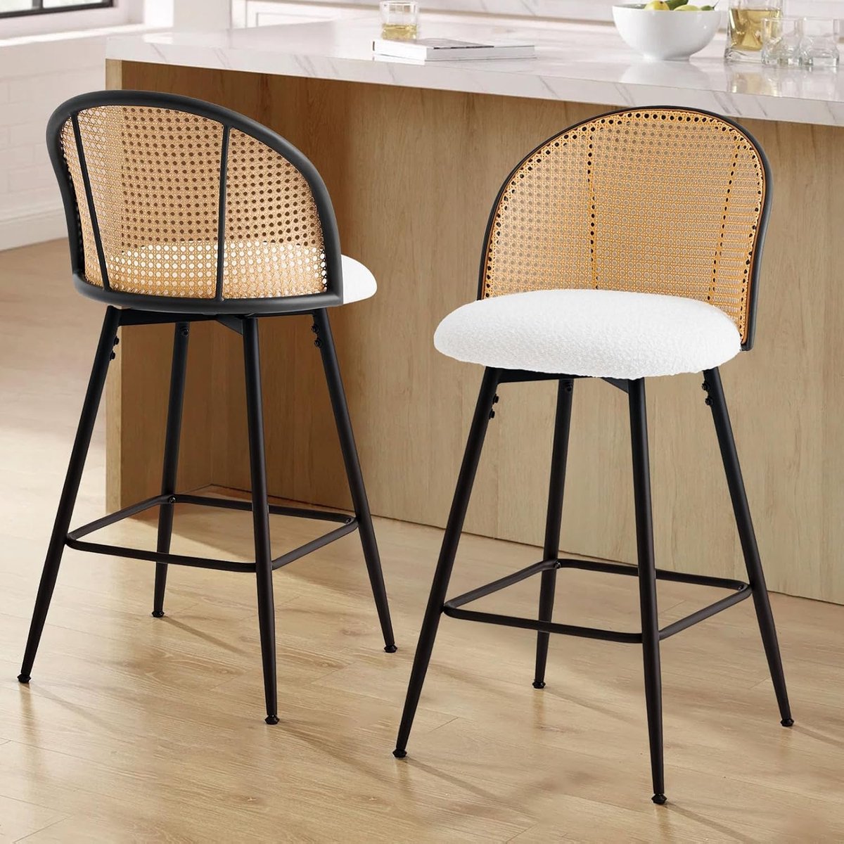Rattan Barhocker 65 cm Drehbar mit Lehne – 4er Set, Weiß, Bouclé Stoff, Robuste Metallbeine, Ergonomisch & Stabil, 50 x 46 x 91,4 cm – Moderner Küchenstuhl & Tresenhocker für Bar, Wohnzimmer, Café, Laura