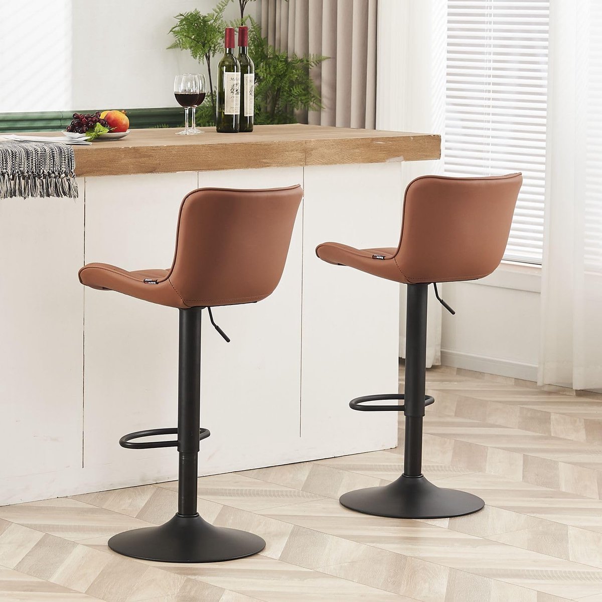 Barkruk Set van 2 Verstelbaar 48 x 83 x 54 cm – Draaibare Barstoelen met Rugleuning en Voetensteun – Luxe Kunstleer Keukenkrukken in lichbruin– Urbanhome