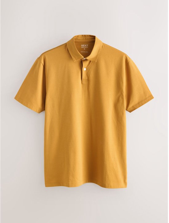 Mosterdgele polo met korte mouwen en een knoopsluiting.