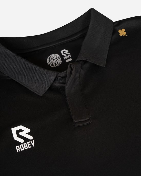 Detail van de kraag van een zwarte poloshirt met het 'Robey Racket Club' logo en een klein goudkleurig klavertje.