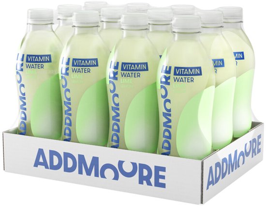 Doos met twaalf flessen Addmoore Vitamin Water Lime & Lemon, helder lichtgroen van kleur met golvend design. Vitamine B12, zonder suiker, 0 kcal.