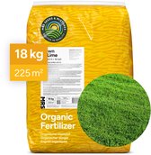 18kg zak biologische graskalkmest met 120 dagen voeding voor 225m², op een groen gazon.