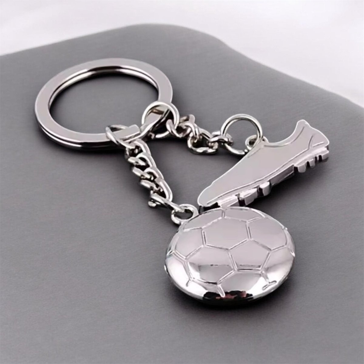 Sleutelhanger Voetbalschoen / Voetbal ( 8.5 x 3 cm )