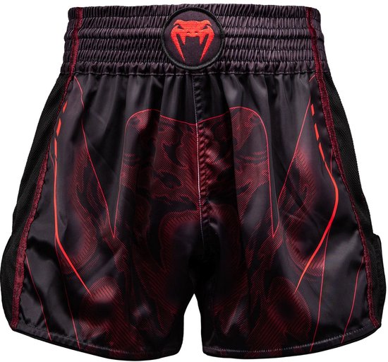 Zwarte Muay Thai shorts met rode lijnenpatronen en het Venum logo op de voorkant.