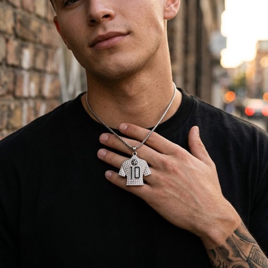 Man met zilverkleurige voetbalshirt hanger, nummer 10, bezet met strass, aan schakelketting.