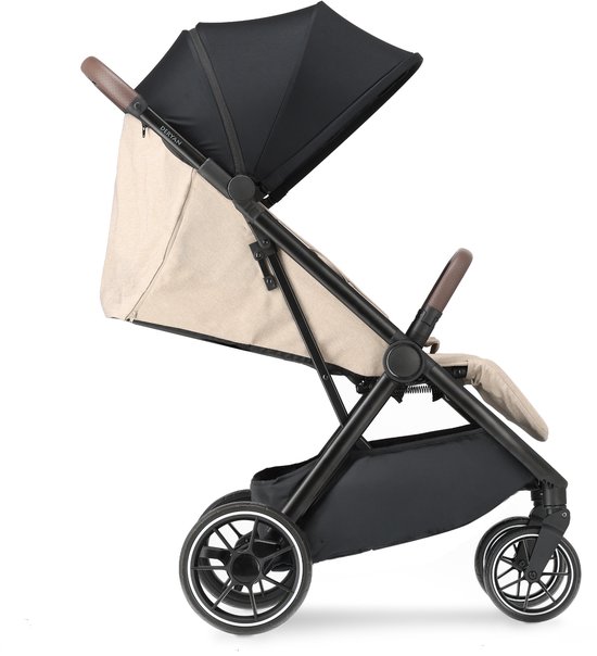 Lichtgewicht buggy in nougatkleur met zwarte kap en bruine handgrepen.