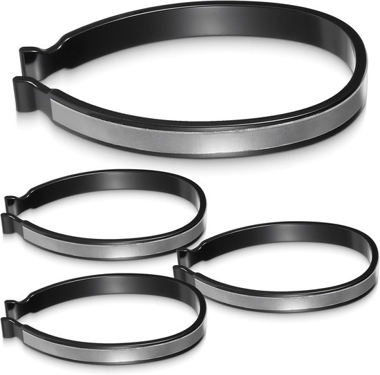Vier zwarte, elastische broekclips met reflecterende zilveren strepen.