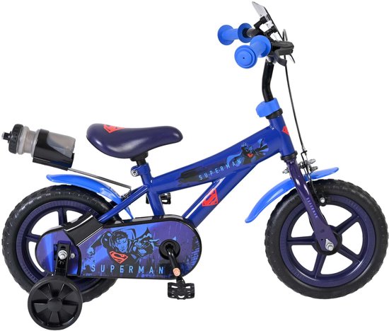 Zijaanzicht van een blauwe kinderfiets met Superman-opdruk, blauwe handvatten en zijwieltjes.