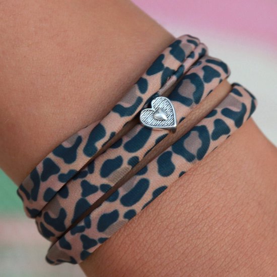 Bracelet pour femme à imprimé léopard beige et bleu foncé, avec un cœur argenté.