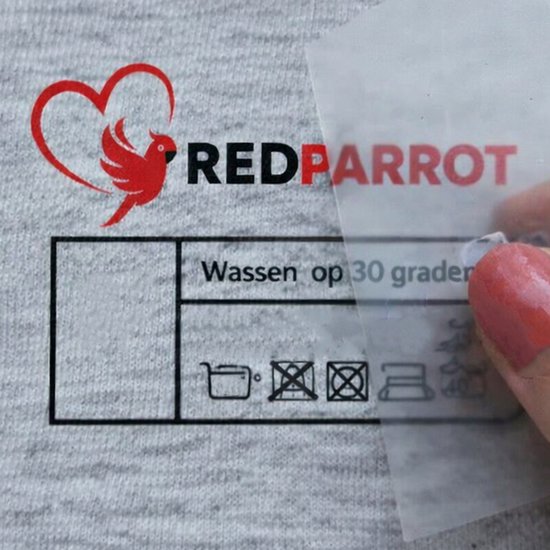 Hand toont een waslabel met 'RedParrot' logo en de tekst 'Wassen op 30 graden'.