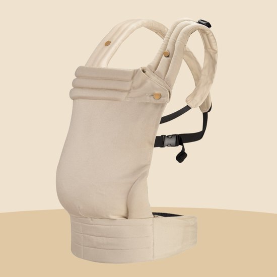 Beige ergonomische draagzak op een egale achtergrond
