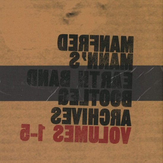 Kartonnen doos met omgekeerde zwarte en rode tekst: Manfred Mann's Earth Band Bootleg Archives Volumes 1-2.