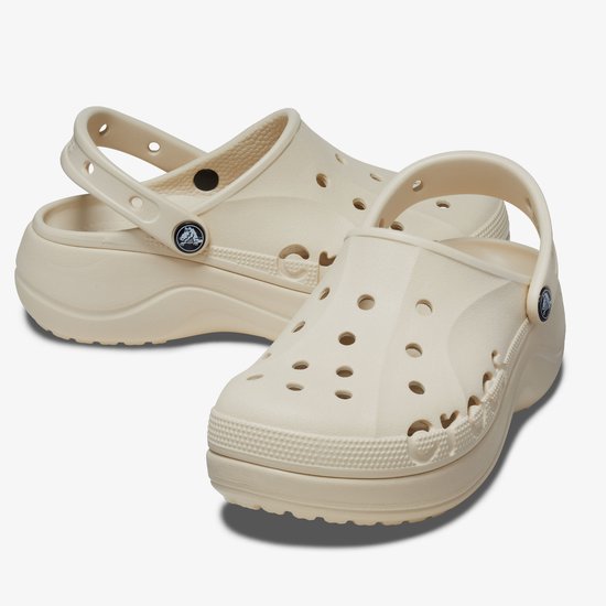 Een paar lichtbeige Crocs Baya Platform Clogs, waarvan één met de band naar voren en één met de band naar achteren.