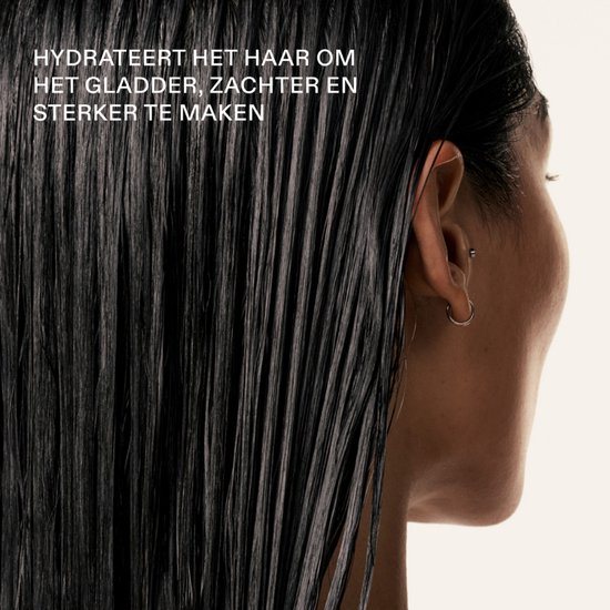 Glanzend, nat, zwart haar dat langs de rug van een vrouw valt.