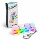 Toetsenbord fidget toy met 4 pastel gekleurde toetsen, transparante body, regenboog LED en sleutelhanger, naast de verpakking.