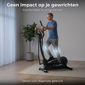 Een man traint op een zwarte crosstrainer in een woonkamer. Geïllustreerde gloeiende knieën tonen impactvrij trainen.