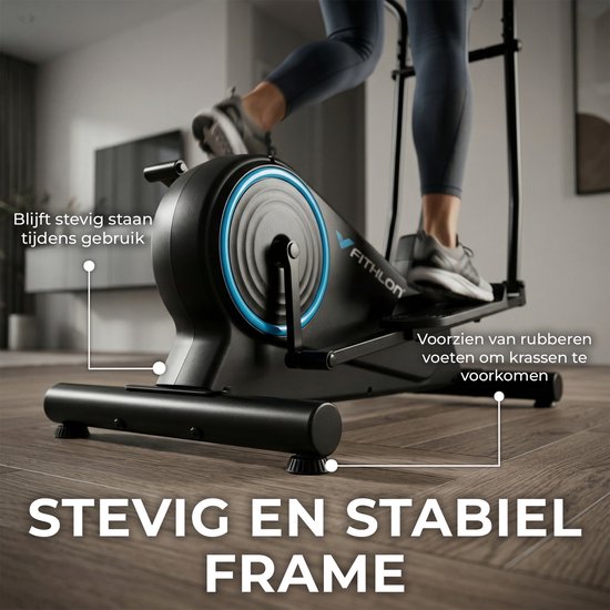 Een close-up van het vliegwiel en de voetsteunen van een zwarte crosstrainer met blauwe cirkels. Rubberen voetjes worden getoond.