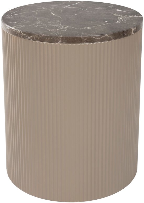 Ronde beige bijzettafel met verticale ribbels en een donker marmeren tafelblad.