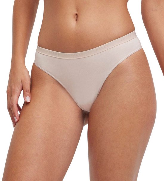 Een beige slip met een Falke-band, close-up van het middenrif.