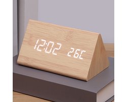Driehoekige houtkleurige wekker. Digitale wekker met duidelijke led-cijfers en temperatuurweergave.